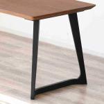 ブラウンの天板とのツートンが映えるブラック脚