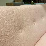 背もたれのボタンデザイン