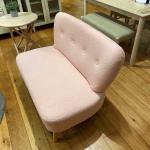 肘が無いので座面は広く感じます