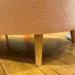 脚はナチュラル色の木製