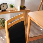 フレームと脚は天然木ラバーウッド製﻿