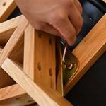 付属のレンチでボルトを留めるだけ