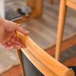 椅子を引く時に指を掛けやすい