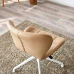 体を包むように内側にアールが掛かったフォルム