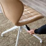 座面下のレバーで簡単に調節可能