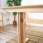 木目の表情が豪華で美麗な無垢材の脚