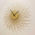 壁に影が生まれる