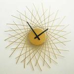 立体感のあるゴールド色の壁掛け時計