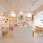 芸術的らせんデザイン壁掛け時計の設置例