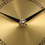 芸術的らせんデザイン壁掛け時計の設置例