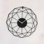 白い壁に映える黒の芸術