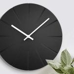 潔く大胆な黒の文字盤﻿