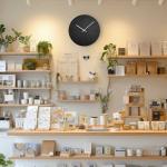 モダンアートな黒ブラック壁掛け時計の設置例