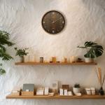 シンプルで見やすい木目ブラウン壁掛け時計の設置例