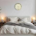 シンプルで見やすい白木っぽい木目の壁掛け時計の設置例