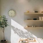 シンプルで見やすい白木っぽい木目の壁掛け時計の設置例