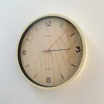白木っぽい淡いカラーの壁掛け時計