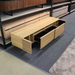 引出し2杯と両サイドの開き扉で構成された収納