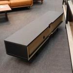 壁にピッタリつけて設置できるようコード通しスペースあり