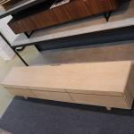 天板の後方にコードを通すスペースあり