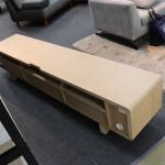 背面はデッキ収納部分以外は背板あり