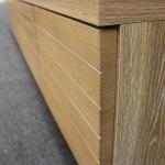 前面の引出し前板と扉は天然木オーク材の突板