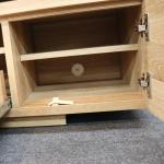 左右両端は開き扉