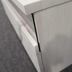 引出しは大理石がの板とガラスが組み合わされている