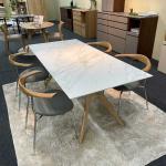 大理石柄のセラミック製ダイニングテーブル