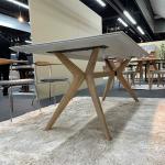 クロスになったかっこいいデザインの脚