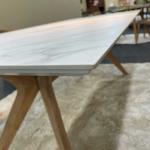 天板の厚みは薄くてシャープ