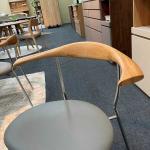 アームの先端も無垢材の表情が垣間見える