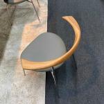 背中を優しく受け止めてくれるアール形状