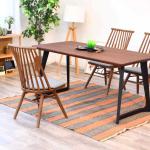 ブラウン系のダイニングテーブルと相性抜群