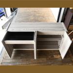 内部は大きく左右二つのスペースに分かれている