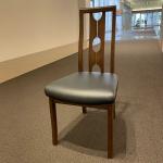 背もたれのデザインが個性的