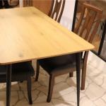 ハイバックなのでテーブルに収めた状態