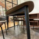 ラバーウッド製のブラック脚でツートンカラーが映える