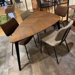 打合せ用のデスクとしても活躍