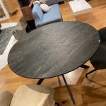 大迫力の直径120cmの丸ダイニングテーブル