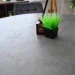 ダークグレーのコンクリート柄がスタイリッシュ