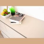 人気のグレージュ色とブラックの洗練された組み合わせ