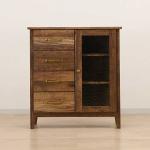アンティークな古材風のキャビネット