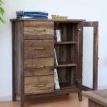 扉はすりガラス調の模様入り