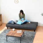 背もたれをカチッと引くだけで背もたれを簡単に倒せる