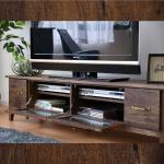 中央の扉2枚はデッキ収納スペース