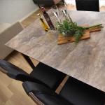 脚とフレームはブラウンの天然木ラバーウッド製﻿