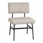 座面が広いのでゆったり座れる食卓用いす