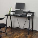 全身を黒で統一したゲーミングデスク