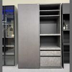 スライド扉がスタイリッシュな食器棚